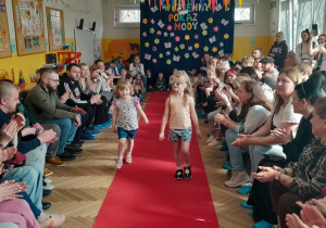 Występ dzieci na Wiosennym Pokazie Mody