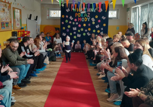 Występ dzieci na Wiosennym Pokazie Mody