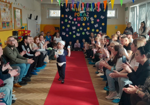 Występ dzieci na Wiosennym Pokazie Mody