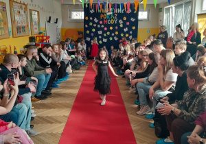 Występ dzieci na Wiosennym Pokazie Mody