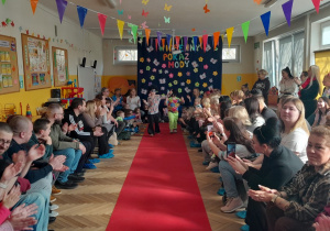Występ dzieci na Wiosennym Pokazie Mody