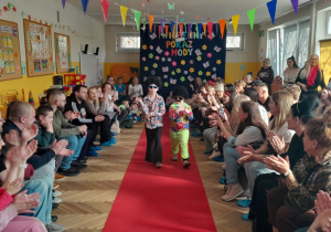 Występ dzieci na Wiosennym Pokazie Mody