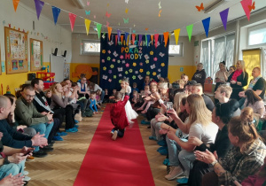 Występ dzieci na Wiosennym Pokazie Mody