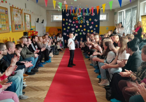 Występ dzieci na Wiosennym Pokazie Mody