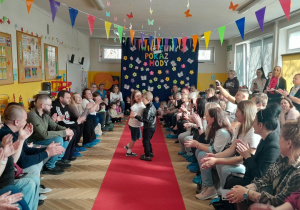 Występ dzieci na Wiosennym Pokazie Mody