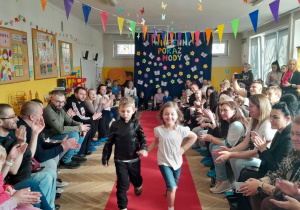 Występ dzieci na Wiosennym Pokazie Mody