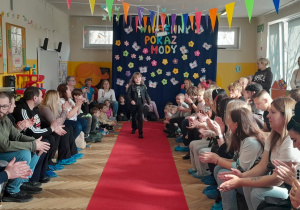 Występ dzieci na Wiosennym Pokazie Mody