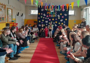 Występ dzieci na Wiosennym Pokazie Mody