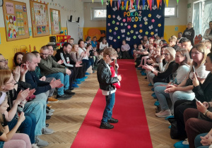 Występ dzieci na Wiosennym Pokazie Mody