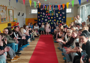 Występ dzieci na Wiosennym Pokazie Mody