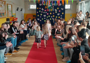 Występ dzieci na Wiosennym Pokazie Mody