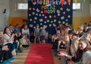 Występ dzieci na Wiosennym Pokazie Mody