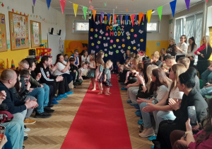 Występ dzieci na Wiosennym Pokazie Mody