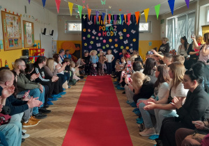 Występ dzieci na Wiosennym Pokazie Mody