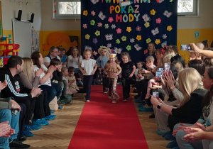 Występ dzieci na Wiosennym Pokazie Mody