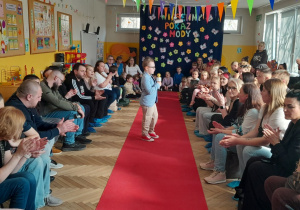 Występ dzieci na Wiosennym Pokazie Mody