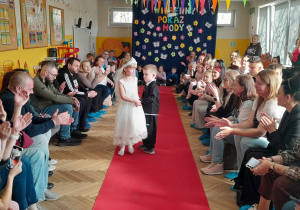 Występ dzieci na Wiosennym Pokazie Mody