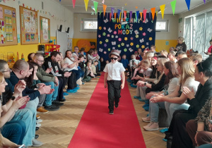 Występ dzieci na Wiosennym Pokazie Mody