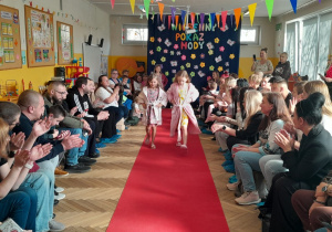 Występ dzieci na Wiosennym Pokazie Mody