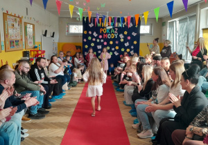Występ dzieci na Wiosennym Pokazie Mody
