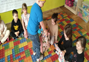 chłopiec rozdaje upominki