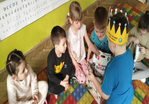 chłopiec rozdaje upominki