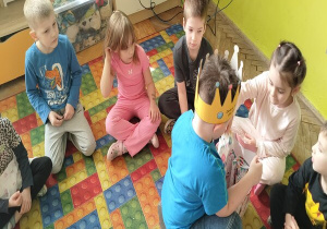 chłopiec rozdaje upominki