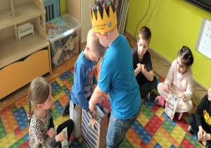 chłopiec rozdaje upominki