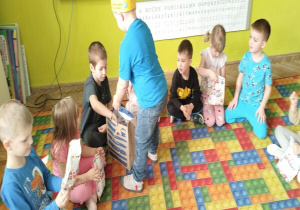 chłopiec rozdaje upominki