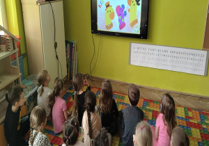 oglądamy bajkę o kolorowych skarpetkach