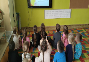 oglądamy bajkę o kolorowych skarpetkach