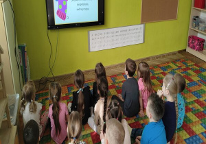 oglądamy bajkę o kolorowych skarpetkach