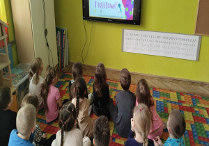 oglądamy bajkę o kolorowych skarpetkach