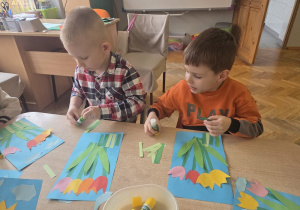 Dzieci wykonują z kolorowego papieru - tulipany