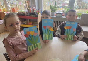 Dzieci wykonują z kolorowego papieru - tulipany