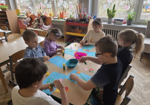 Dzieci wykonują z kolorowego papieru - tulipany