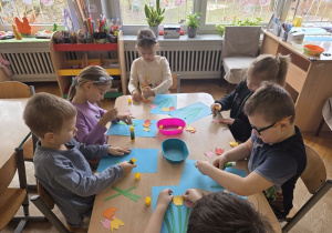 Dzieci wykonują z kolorowego papieru - tulipany