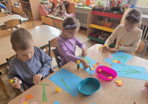 Dzieci wykonują z kolorowego papieru - tulipany