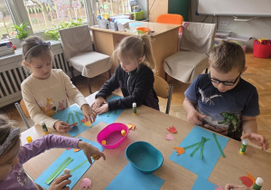 Dzieci wykonują z kolorowego papieru - tulipany