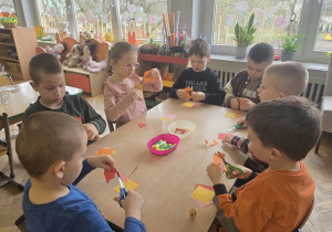 Dzieci wykonują z kolorowego papieru - tulipany