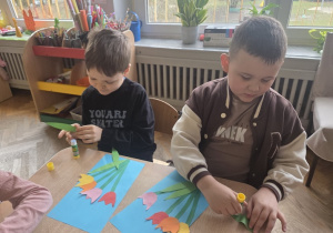 Dzieci wykonują z kolorowego papieru - tulipany