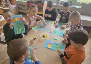 Dzieci wykonują z kolorowego papieru - tulipany