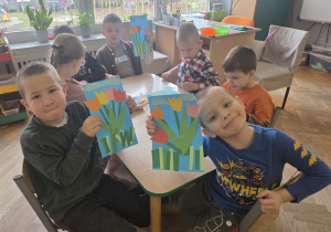 Dzieci wykonują z kolorowego papieru - tulipany