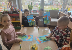 Dzieci wykonują z kolorowego papieru - tulipany