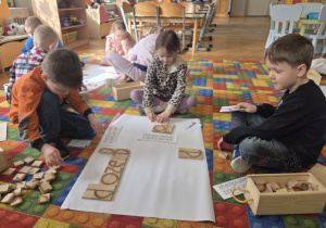 dzieci układają wyrazy