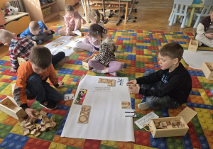 dzieci układają wyrazy