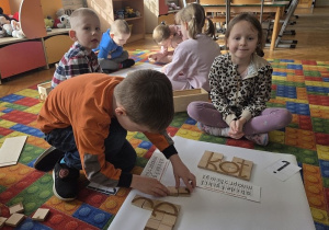 dzieci układają wyrazy