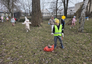 dzieci zbierają odpady