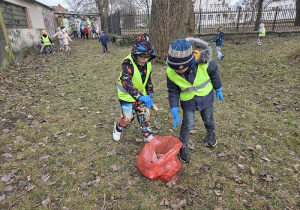 dzieci zbierają odpady