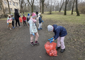 dzieci zbierają odpady